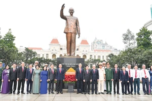 Ban Thường vụ Thành ủy TPHCM cùng các đại biểu tham dự đại hội Đảng bộ TPHCM lần thứ XI dâng hoa tại Tượng đài Chủ tịch Hồ Chí Minh. Ảnh: VIỆT DŨNG