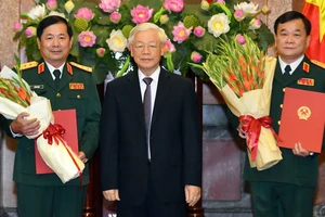 Tổng Bí thư, Chủ tịch nước Nguyễn Phú Trọng trao Quyết định thăng quân hàm từ cấp Trung tướng lên cấp Thượng tướng đối với đồng chí Hoàng Xuân Chiến và đồng chí Lê Huy Vịnh. Ảnh: VGP