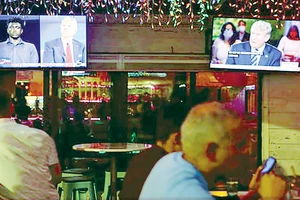 Cuộc tranh luận giữa 2 ứng viên Tổng thống Mỹ được phát sóng trực tiếp trên nhiều kênh truyền hình ở Florida Ảnh: REUTERS