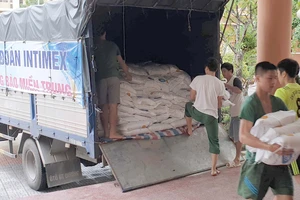  Thông qua sự kết nối của Báo SGGP, Công ty CP Tập đoàn INTIMEX (TPHCM) đã chuyển 10 tấn gạo từ miền Nam đến Thừa Thiên – Huế để giúp đỡ người dân vùng lũ
