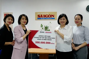 Công ty Amway Việt Nam ủng hộ 200 triệu đồng cho chương trình “Cùng miền Trung vượt lũ” do Báo Sài Gòn Giải Phóng phát động