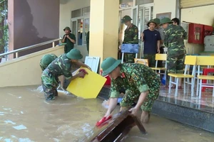 Lực lượng Bộ Chỉ huy Quân sự tỉnh Hà Tĩnh giúp các trường học ở vùng lũ huyện Cẩm Xuyên dọn dẹp vệ sinh môi trường