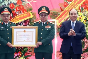 Thủ tướng Nguyễn Xuân Phúc trao tặng Huân chương Bảo vệ Tổ quốc hạng Nhất cho Tổng cục Tình báo quốc phòng, Bộ Quốc phòng. Ảnh: TTXVN