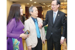 Phó Chủ tịch Thường trực UBND TPHCM Lê Thanh Liêm trao đổi với các đại biểu tại hội nghị. Ảnh: HOÀNG HÙNG