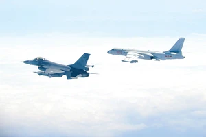 Máy bay F-16 được lãnh thổ Đài Loan mua của Mỹ bay cạnh máy bay ném bom H-6 (phải) của Trung Quốc 