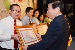 Chủ tịch UBND TPHCM Nguyễn Thành Phong chúc mừng Sở Ngoại Vụ nhân kỷ niệm 45 năm ngày thành lập. Ảnh: VIỆT DŨNG