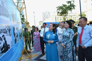  Chủ tịch HĐND TPHCM Nguyễn Thị Lệ cùng các đại biểu xem triển lãm 90 năm công tác Dân Vận. Ảnh: VIỆT DŨNG