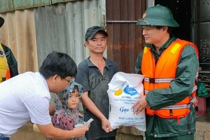 Trước đó, đại diện Báo SGGP cũng đã trao tiền và gạo cứu trợ cho người dân ở thị trấn Thuận An, huyện Phú Vang, tỉnh Thừa Thiên - Huế