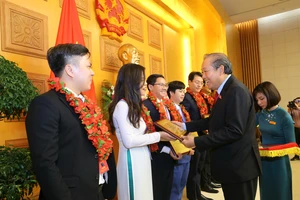 Phó Thủ tướng Thường trực Trương Hòa Bình chúc mừng các cá nhân tiêu biểu nhận giải thưởng “Cán bộ, công chức, viên chức trẻ giỏi” toàn quốc lần thứ 7-2020 do Trung ương Đoàn tổ chức. Ảnh: VGP