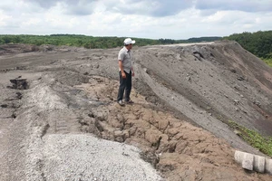  Bãi xỉ than tro bay thải ra từ Nhà máy Alumin Nhân Cơ tập kết tại huyện Đắk R’lấp (tỉnh Đắk Nông) nguy cơ gây ô nhiễm nguồn nước trong khu vực. Ảnh: ĐÔNG NGUYÊN