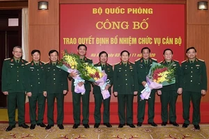 Đại tướng Ngô Xuân Lịch trao quyết định bổ nhiệm chức vụ cán bộ của Bộ Quốc phòng. Ảnh: VGP