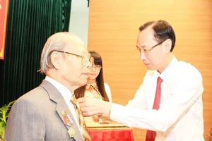 TPHCM trao Huy hiệu Đảng cho 1.481 đảng viên