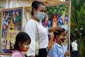 Người dân đeo khẩu trang phòng lây nhiễm COVID-19 tại Phnom Penh, Campuchia. Nguồn: TTXVN