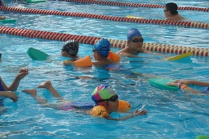  Học sinh Trường Tiểu học Nguyễn Bỉnh Khiêm học bơi tại hồ bơi Nguyễn Bỉnh Khiêm, quận 1