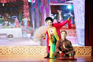 Cảnh Thị Mầu lên chùa trong vở Quan Âm Thị Kính của Nhà hát Chèo Hà Nội