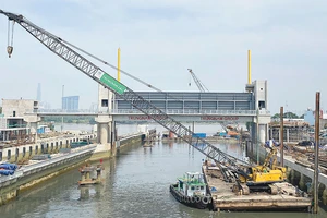Công trình ngăn triều Tân Thuận giúp giảm ngập, có tính yếu tố BĐKH. Ảnh: CAO THĂNG