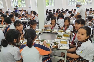 Bữa ăn trưa của học sinh bán trú tại một trường học ở TPHCM