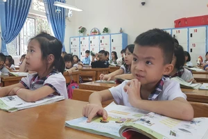 Học sinh Trường Tiểu học Kim Ngọc (TP Vĩnh Yên, tỉnh Vĩnh Phúc) học SGK môn Tiếng Việt lớp 1 của bộ sách Cánh Diều