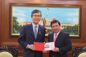 Chủ tịch Nguyễn Thành Phong trao Huy hiệu TPHCM cho ông Lim Jae Hoon. Nguồn: VOH