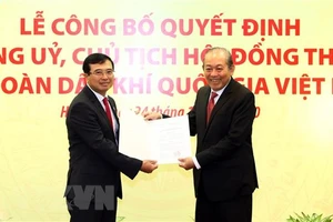 Phó Thủ tướng Thường trực Trương Hòa Bình trao Quyết định Chủ tịch Hội đồng thành viên Tập đoàn cho ông Hoàng Quốc Vượng. Ảnh: TTXVN