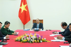 Thủ tướng Nguyễn Xuân Phúc hội đàm trực tuyến với Thủ tướng Campuchia Samdech Techo Hun Sen, ngày 24-11. Ảnh: VGP