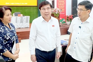 Chủ tịch UBND TPHCM Nguyễn Thành Phong yêu cầu lãnh đạo quận 1 giải quyết ngay các bức xúc của người dân. Ảnh: THU HƯỜNG