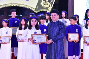 Thừa Thiên - Huế vinh danh 367 học sinh tại Quốc Tử Giám