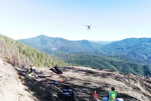 Dùng drone trồng rừng