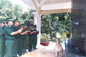 Cán bộ, chiến sĩ Đồn Biên phòng Long Khốt thắp hương các anh hùng liệt sĩ ở khu tưởng niệm. Ảnh: ĐĂNG NGUYÊN