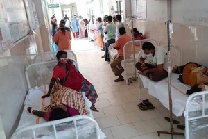  Bệnh nhân nhập viện vì chứng bệnh lạ ở Eluru ngày 7-12. Ảnh: AP