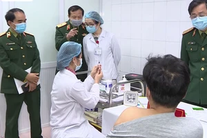 Thêm 17 người tình nguyện được tiêm vaccine Nano Covax