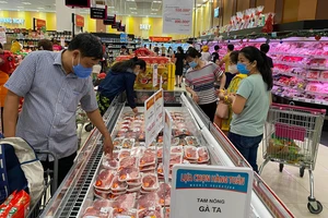 Đa dạng mặt hàng thực phẩm phục vụ tết tại siêu thị Aeon Tân Phú, TPHCM. Ảnh: CAO THĂNG