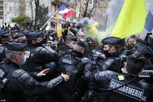 Bạo loạn tại Pháp, 3 cảnh sát thiệt mạng