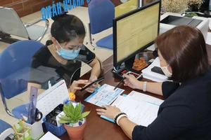 Nhân viên Công ty Phú Hòa Tân hướng dẫn khách hàng sử dụng dịch vụ qua ứng dụng Zalo
