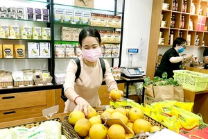 Khách hàng chọn mua sản phẩm organic tại một cửa hàng ở TPHCM. Ảnh: THANH HẢI