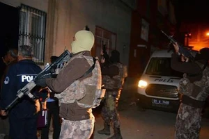 Lực lượng đặc nhiệm truy quét các phần tử IS ở Adana, Thổ Nhĩ Kỳ. Nguồn: TTXVN