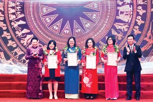 Chủ tịch Quốc hội Nguyễn Thị Kim Ngân, Trưởng Ban Tuyên giáo Trung ương Võ Văn Thưởng trao giải A cho các nhà báo xuất sắc