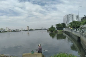 Sông Sài Gòn, đoạn chảy qua quận 2 và Bình Thạnh luôn có màu đen đục