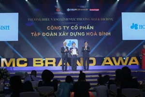 Ông Lê Viết Hải - Chủ tịch HĐQT Công ty CP Tập đoàn Xây dựng Hòa Bình (đứng giữa) nhận giải thưởng