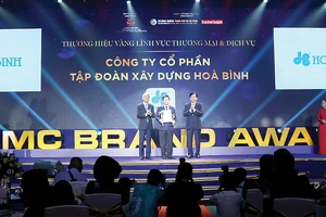 Ông Lê Viết Hải - Chủ tịch HĐQT Công ty CP Tập đoàn Xây dựng Hòa Bình (đứng giữa) nhận giải thưởng