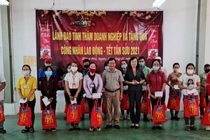Phó Bí thư Thường trực Tỉnh ủy Bình Phước Huỳnh Thị Hằng tặng quà Tết cho công nhân nghèo ở huyện Đồng Phú