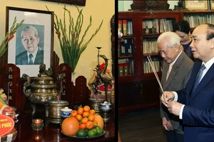 Thủ tướng Nguyễn Xuân Phúc dâng hương tưởng nhớ Tổng Bí thư Lê Duẩn. Ảnh: TTXVN
