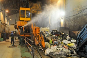 Xử lý rác ban đêm tại trạm trung chuyển chất thải sinh hoạt Quang Trung, quận Gò Vấp. Ảnh: CAO THĂNG