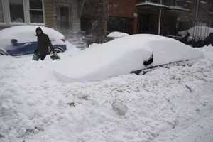 Tuyết phủ kín ô tô trên đường phố ở New York. Nguồn: TTXVN 