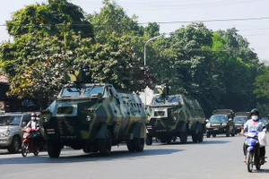 Xe quân sự xuất hiện trên đường phố Mandalay ngày 2-2. Ảnh: REUTERS 