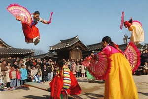 Hoạt động vui chơi chào đón năm mới của người Hàn Quốc. Ảnh: Pinterest