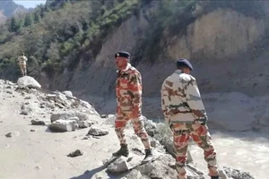Nhà chức trách đánh giá thiệt hại tại khu vực xảy ra lũ quét ở bang Uttarakhand, Ấn Độ khi một phần của sông băng Nanda Devi trên dãy Himalaya tan chảy ngày 7-2-2021. Ảnh: ANI/TTXVN