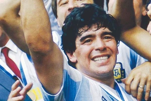 Thế giới bóng đá chia tay huyền thoại Diego Maradona
