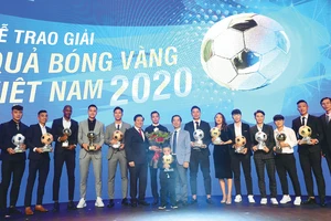 Ban Biên tập Báo SGGP - đơn vị tổ chức Giải thưởng Quả bóng vàng Việt Nam và những cầu thủ nam, nữ được tôn vinh trong mùa giải 2020. Ảnh: DŨNG PHƯƠNG