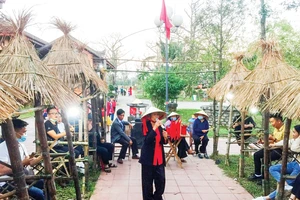 Hội bài chòi đầu xuân Tân Sửu bên di tích cầu ngói Thanh Toàn (Thừa Thiên - Huế). Ảnh: VĂN THẮNG